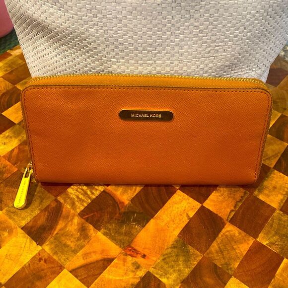 Michael Kors Large Zip Around Wallet NWOT - Picture 1 of 9